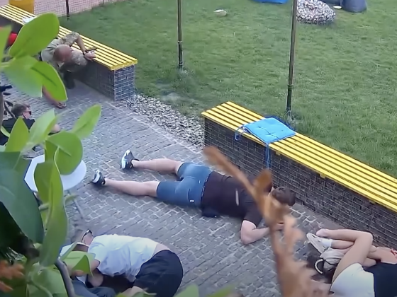 Videón a pillanat, amikor bombák csapódnak be a kelet-ukrajnai Szumiban egy kávézó mellett