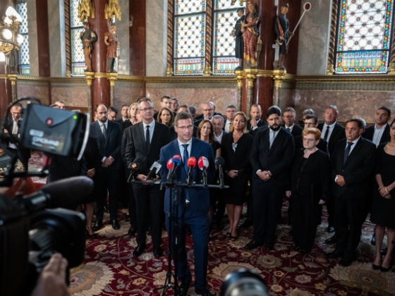 Bojkott, lemondás és válasz a gyalázkodásra: ilyen volt a sorsdöntő parlamenti ülésnap