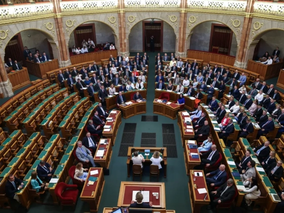 Nagy nap ez a mai! Ön mától szabad ember! – mondta Gulyás Gergelynek Magyar, aki a beszéde közben értesült a Fidesz-frakcióvezető lemondásáról