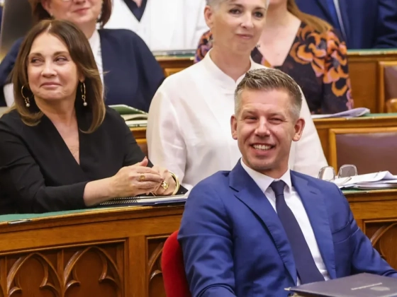 Gulyás Gergely lemondása elvitte a show-t, Orbán pedig a foci-vb-re repül – parlament és elemzés