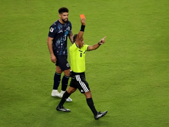 Az a bíró fúj majd a spanyol–francia vb-elődöntőn, aki szájeltakarásért kiállított egy játékost
