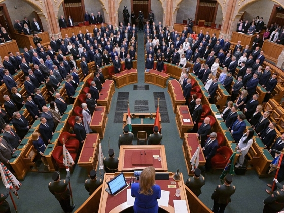 Alkotmánymódosítást tűztek ki a magyar parlamenti képviselők Sulyok Tamás Orbán-szövetséges államfő elmozdítása érdekében