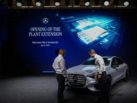 Négykarú octopus és tetőről lógó autók alatt jártuk be az új kecskeméti Mercedes-gyárat, ahonnan évente több tízezer autót exportálnak majd