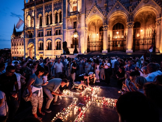 Csendes demonstráció kezdődött a Parlamentnél az Alaptörvény módosítása után, pár ellentüntetőt rendőrök kísértek arrébb
