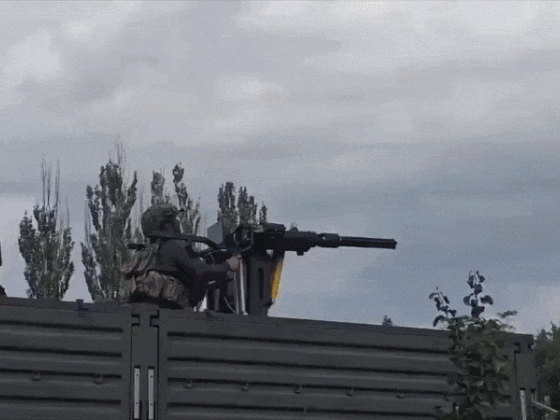 Vírusként terjed egy videó, amin egy orosz katona elveszíti az uralmát egy helikopterre tervezett géppuska felett