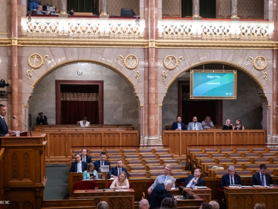 A Fidesz és a KDNP képviselői nincsenek az ülésteremben