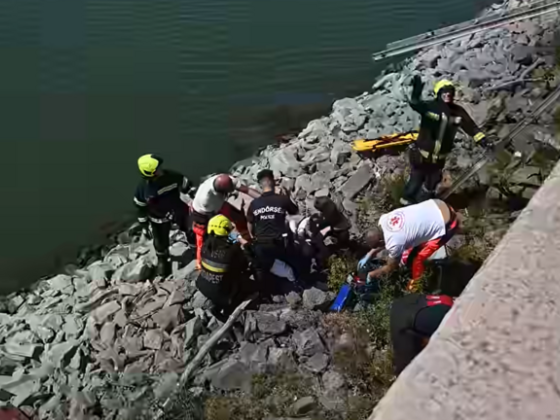 A Duna menti kövekre zuhant egy férfi Budapesten