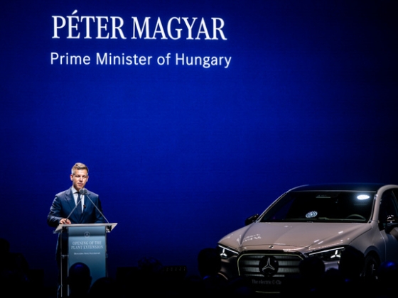 Magyar Péter egy Mercedest vezetve érkezett a gyáravatásra, világviszonylatban is kiemelkedő lett a kecskeméti üzem