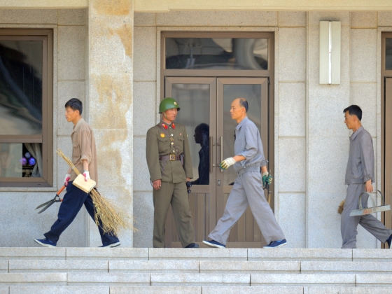 Már az észak-koreai utcaseprők is túl drágák az oroszoknak