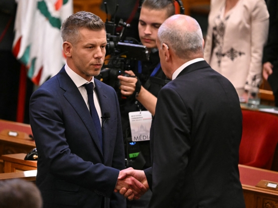 Magyar szerint a Fidesz nem engedi Sulyoknak, hogy lemondjon, Gulyás szerint ez nem igaz