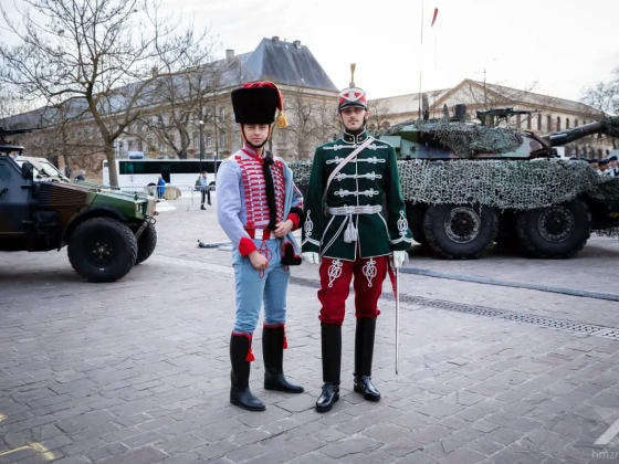 Magyar huszárok visszatérnek Párizsba: a 300 éves örökség áll a középpontban a Bastille-napi felvonuláson!