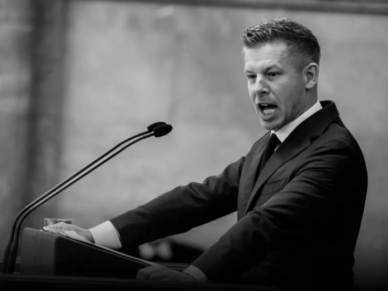 Orbán Viktor Magyar Péter fotójával eltemette a demokratikus Magyarországot