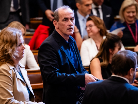 „Egyetlen beteg sem érdemli meg, hogy a méltósága csorbuljon” – megszólalt Hegedűs Zsolt a szombathelyi botrányról