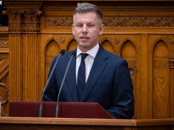 Videón a pillanat, amikor Magyar Péter megtudta, hogy Gulyás Gergely lemondott