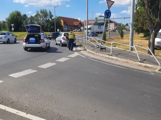 Ilyet is ritkán látni: nem talált ki a körforgalomból az ittas sofőr - videó