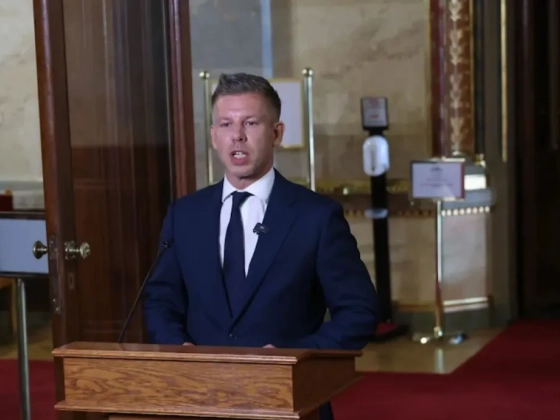 Magyar Péter szerint az „amerikai emigrációba kényszerült” Orbán legelsőként hagyta el a süllyedő hajót