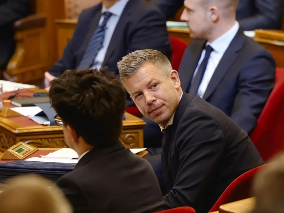 A videózások miatt félbeszakadt a parlament ülése, összehívták a házbizottságot – kövesse nálunk élőben!