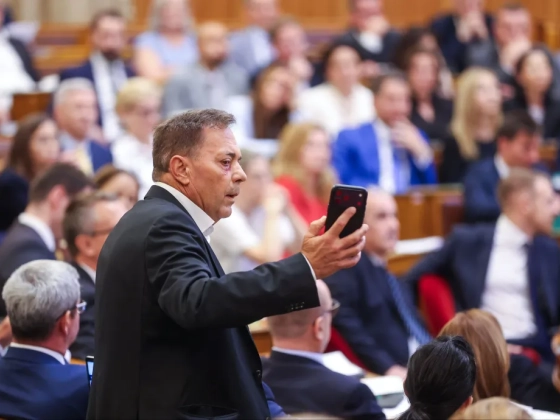 Pócs János felszólalása közben szünetet rendelt el a házelnök, a Tisza frakciója kivonult a teremből