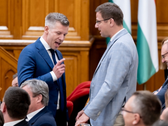 Magyar Péter odaszúrt Gulyás Gergelynek, zoknit kapott a Fidesz lemondott frakcióvezetője