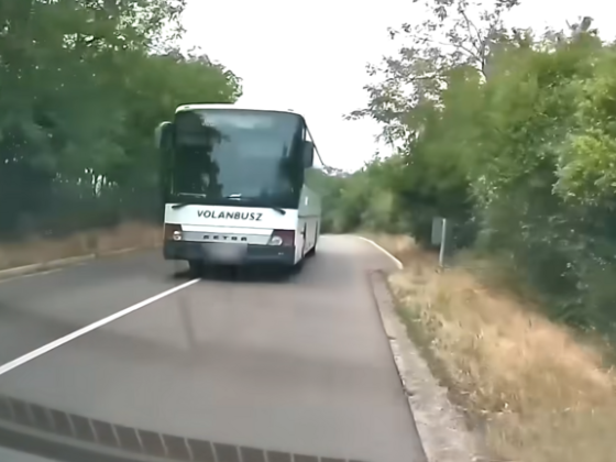 Három hajmeresztő előzés, ahol csak a szerencsén és a gyors reakción múlt, hogy nem történt baleset