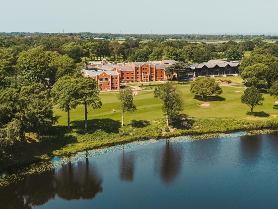 Fairmont új angol tóparti üdülőhelye Gordon Ramsay étteremmel, gyógyfürdővel és golfpályával rendelkezik