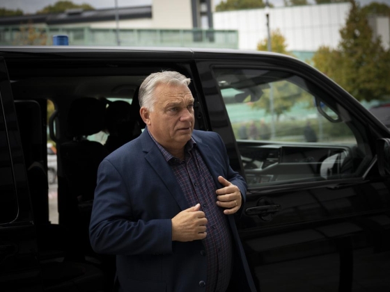 Orbán Viktor tűz alá került, miután halottnak nyilvánította a magyar demokráciát – majd a vb-re repült