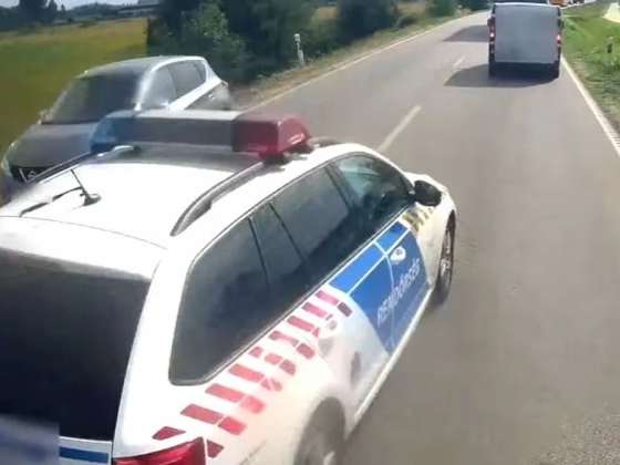 Csúnyán benézte a rendőrautó az előzést Bács-Kiskunban, majdnem baleset lett belőle!
