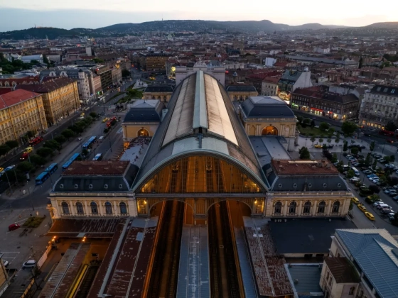 Füstölni kezdett egy mozdony a Keleti pályaudvaron, több vágányon korlátozták a forgalmat