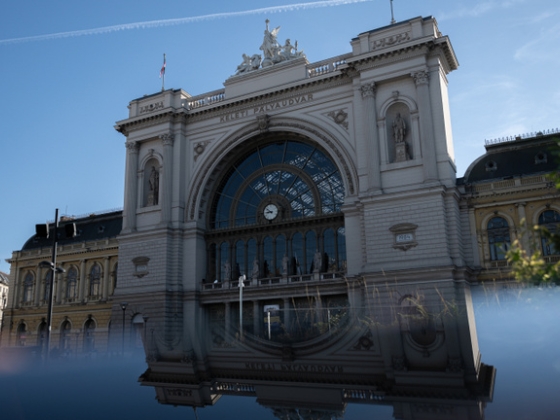 Elfüstölt egy vonat a Keleti pályaudvaron, több száz embernek kellett elhagynia a szerelvényt