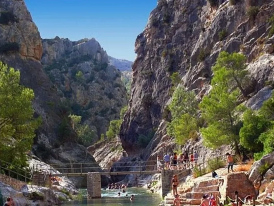 Sziklák zúdultak az emberekre a népszerű spanyol fürdőhelyen, egy kislány meghalt
