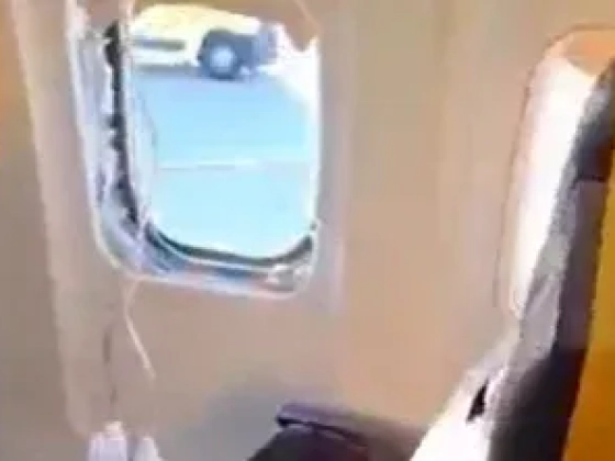 Felesége szerint félig kilógott a gépből a férfi, aki a menet közben betört ablak mellett ült a Ryanair gépén
