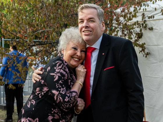 Szívszorító látvány: így néz ki Schmuck Andor sírja egy évvel a halála után – galéria