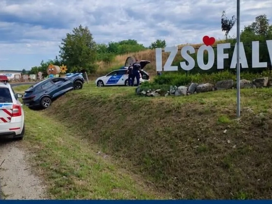 Lopott autóval borult az árokba egy férfi, majd önként lebuktatta magát a rendőrök előtt