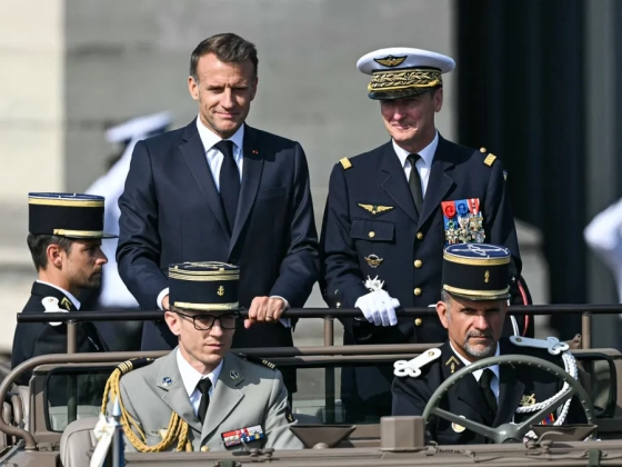 Macron: Ha kell, vérrel is megvédi magát Európa