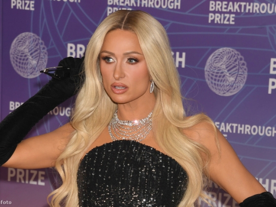 Paris Hilton barna hajjal olvadt be egy karneváli tömegbe, valóban nehéz felismerni így őt