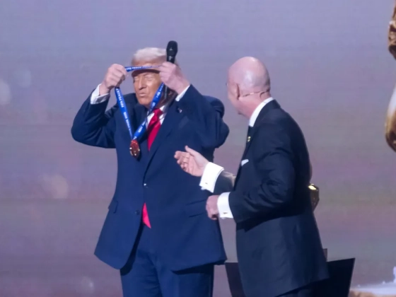 A NOB-nál tettek panaszt Infantino FIFA-elnökre, egyre aggályosabb a kapcsolata Trumppal