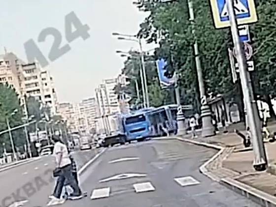 10 ember sérült meg, amikor a kisteherautó leszorította a csuklós buszt – videó