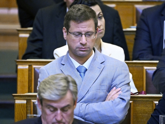 Szemünk láttára mállik széjjel a magára hagyott Fidesz