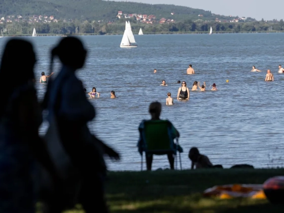 Kajakozás közben tűnt el egy családapa a Balatonban: hajókkal és helikopterrel keresik