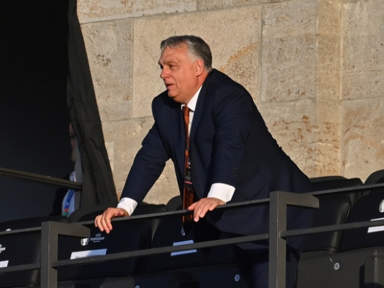 Megtalálták Orbán Viktort a lelátón, egy világhírű influenszer videóján éppen a fejét fogta