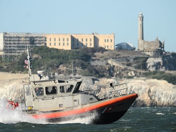 Egy halott és három eltűnt, miután egy hajó elsüllyedt a San Francisco-i Alcatraz börtönsziget közelében