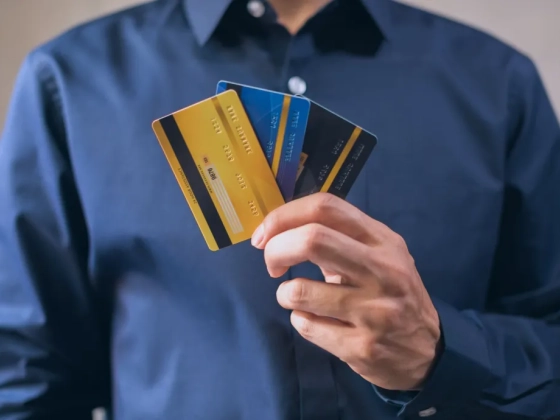 Több bankkártya a tárcában: felesleges luxus vagy profi pénzügyi stratégia?