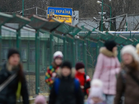 Az EU kiterjeszti az ukránok ideiglenes védelmét, de korlátozza a katonai korú férfiak belépését