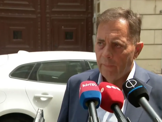 Pócs János: Magyar Péter nagyobb demokráciát ígért, de a Fidesz-kormány alatt sosem voltak kitiltva a mobilok