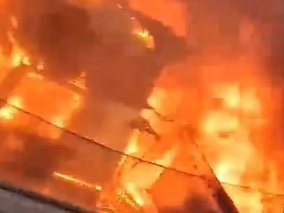 Videón, ahogy teljes terjedelmében lángol egy kamion az M3-ason