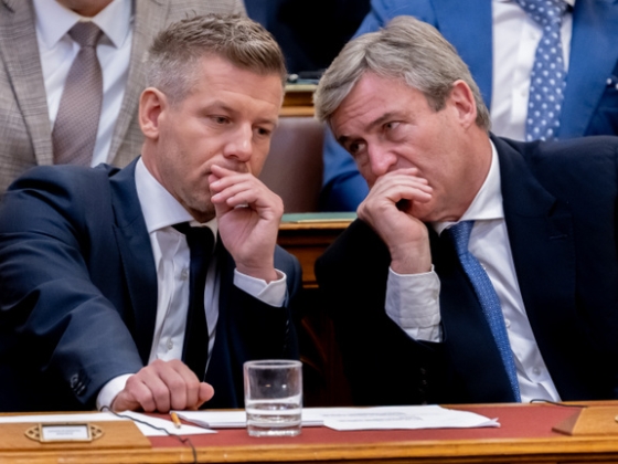 Felszólította a Fidesz Magyar Pétert és Kapitány Istvánt az üzemanyagárak miatt