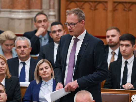 Feketén-fehéren a papíron: Hivatalos jegyzőkönyvbe került a tiszás Kulcsár Krisztián parlamenti anyázása