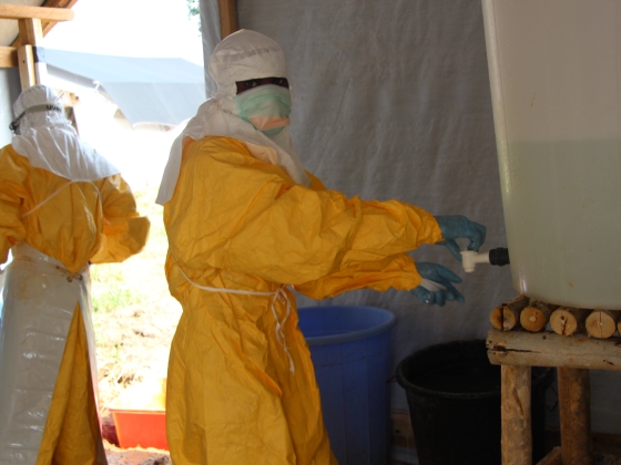 Példátlan léptékben terjed az afrikai ebola-járvány, a kétezret is meghaladta a fertőzöttek száma