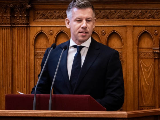 Magyar Péter Szijjártó Péterről: A BYD-hoz szerződni egyet jelent a Kínai Kommunista Párt szolgálatába állással