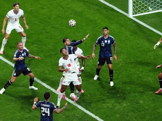 Egymásnak feszültek a játékosok, drámai fordítás döntött az angol-argentin vb-elődöntőn